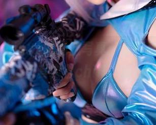 Joyce Lin2x的制服写真：分享那种‘我在办公室其实很chill’的感觉！